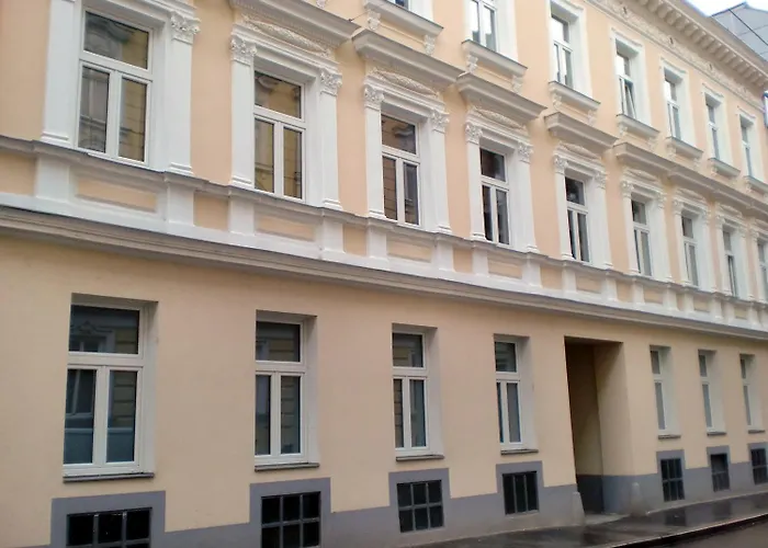 s In Near Schoenbrunn & Westbahnhof - Keyless Check-In